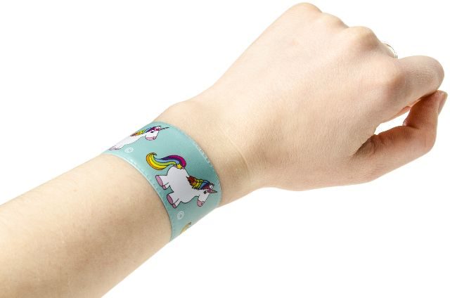 2x Tier-Armbänder (Marienkäfer & Einhorn) – Plüsch, Mit Münzfach, Für Kindergeburtstag & Partys